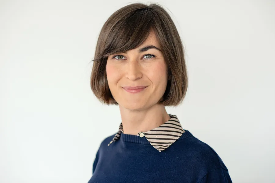 En person som smiler til kameraet