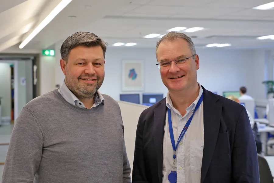 Et par menn som smiler