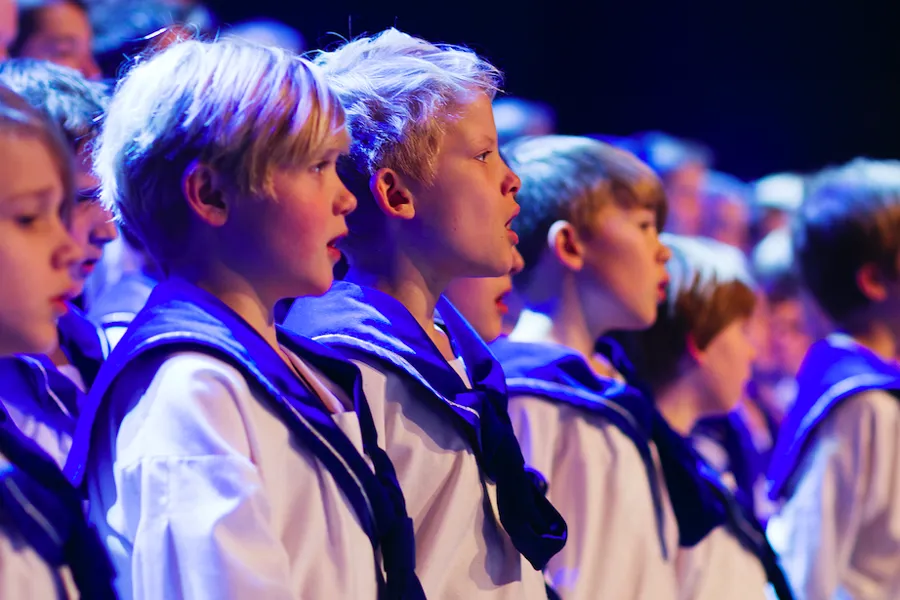 En gruppe mennesker i blå uniformer