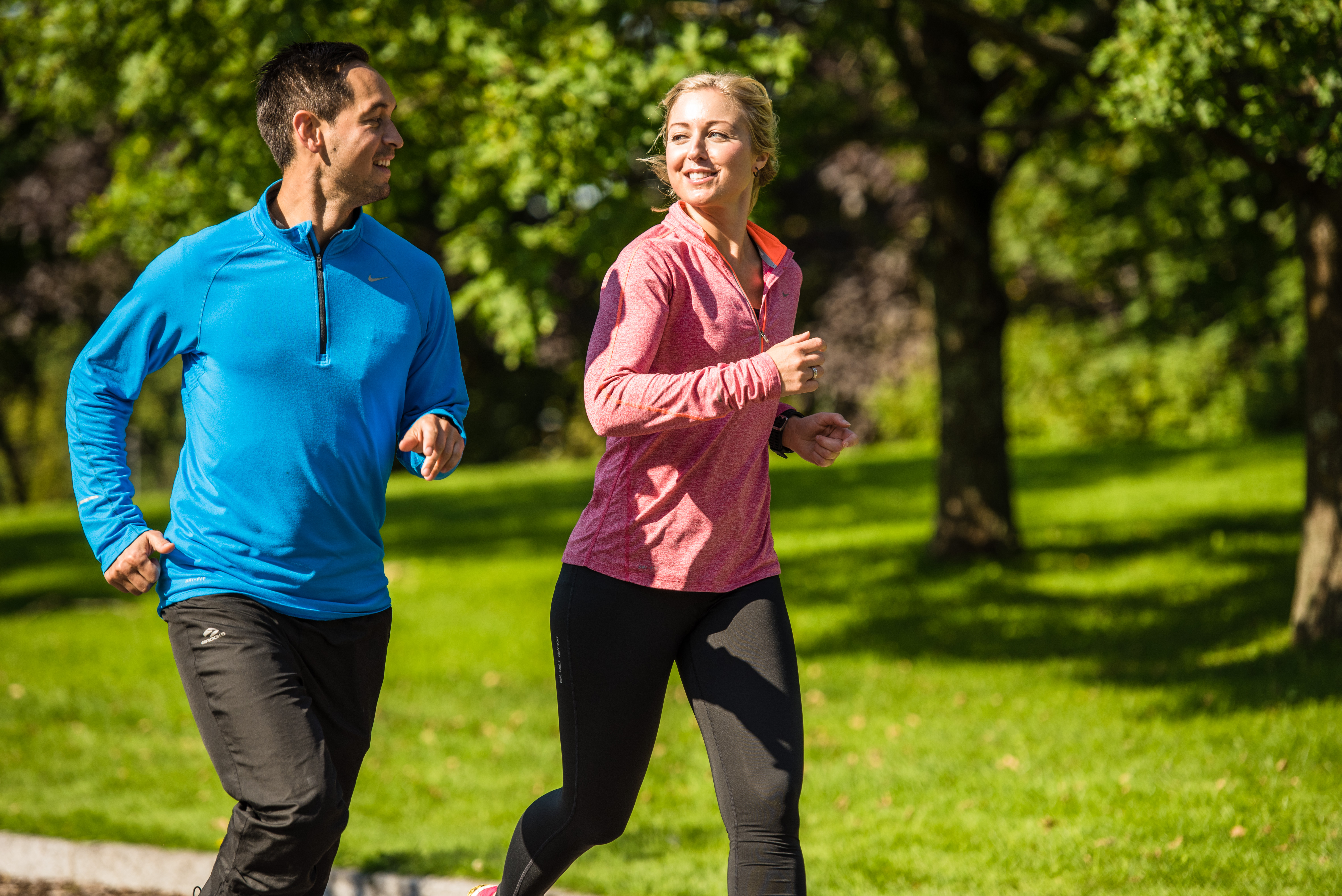 To personer som jogger og prater sammen i en park