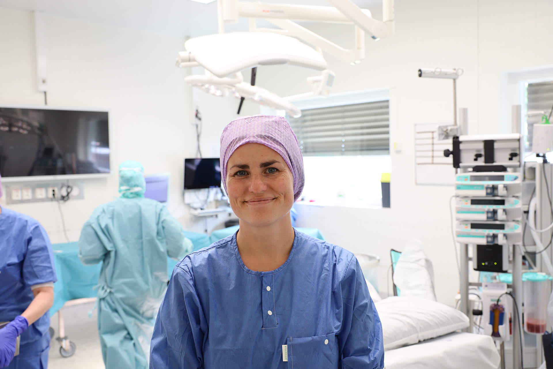 En mann på et sykehusrom