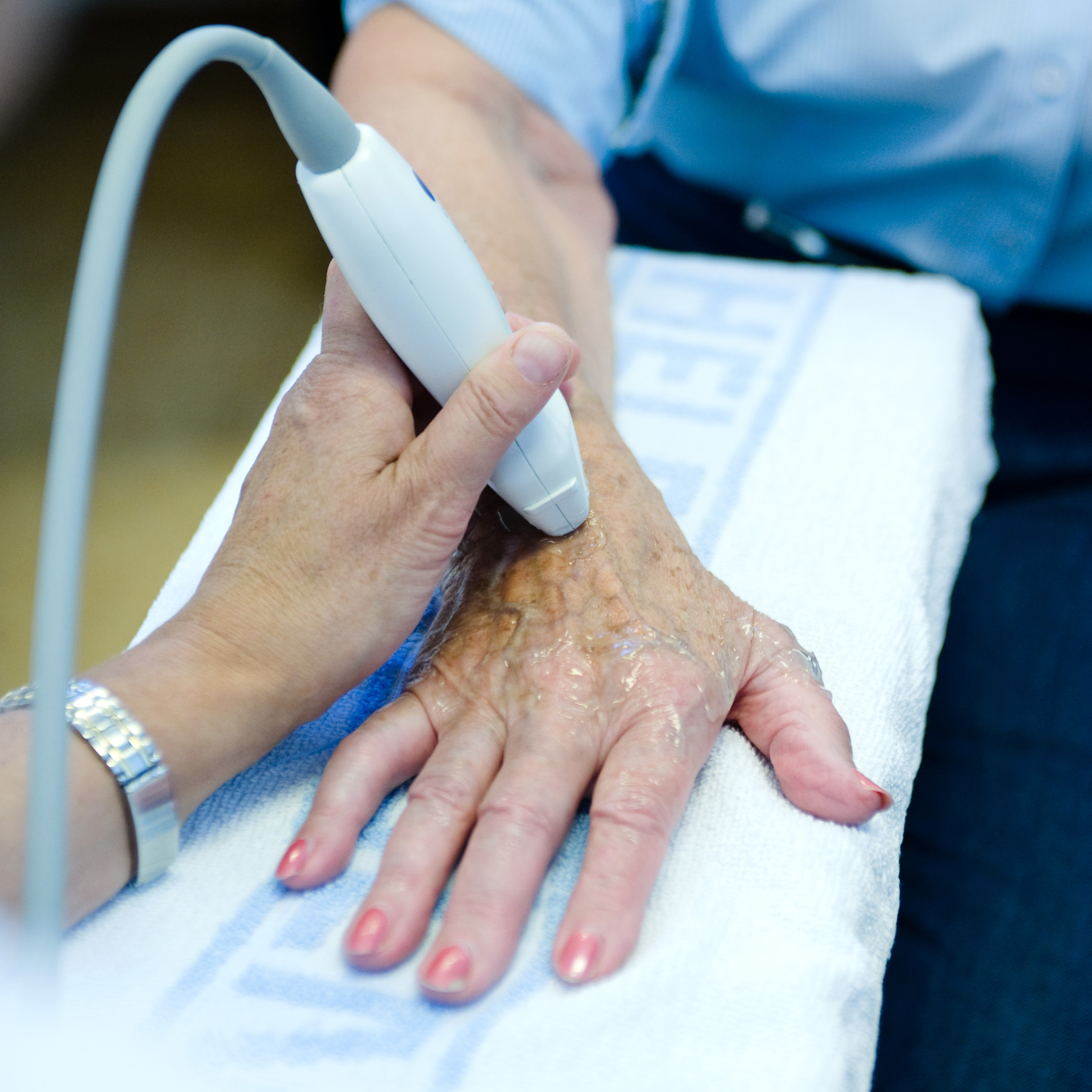 En lege som holder en pasient i hånden