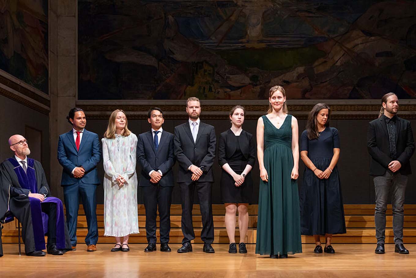 En gruppe mennesker som står på en scene