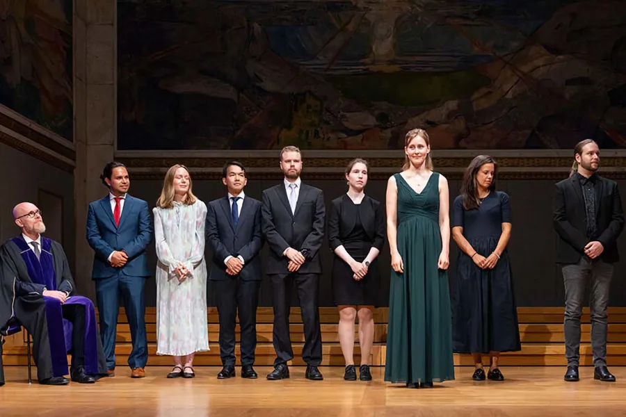 En gruppe mennesker som står på en scene