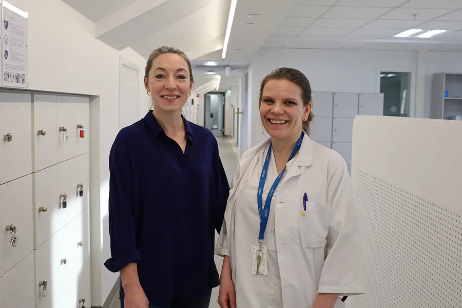 Et par kvinner i et rom