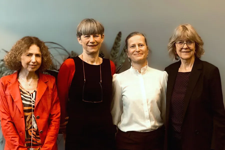 En gruppe mennesker som poserer for et bilde