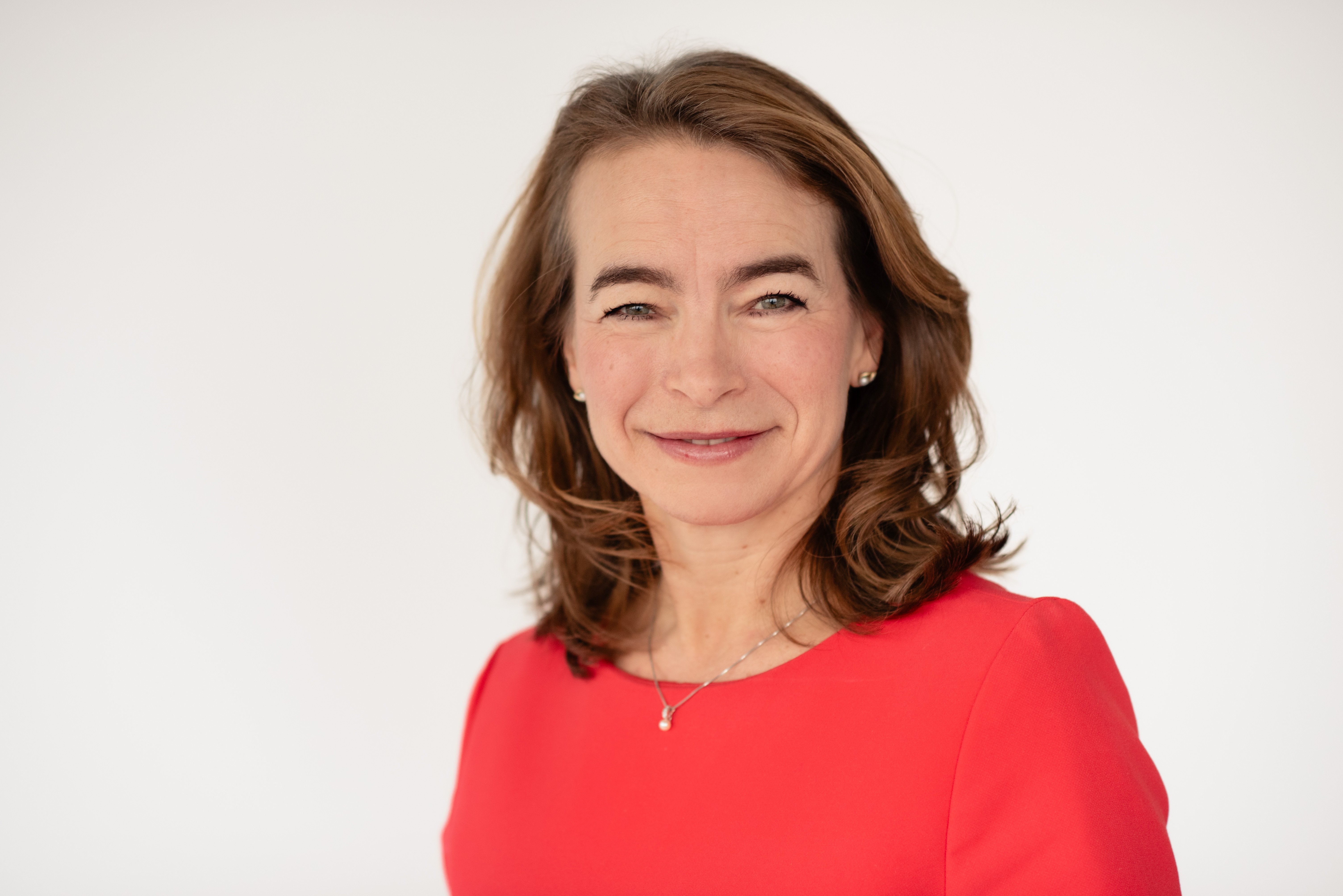 En person som smiler til kameraet