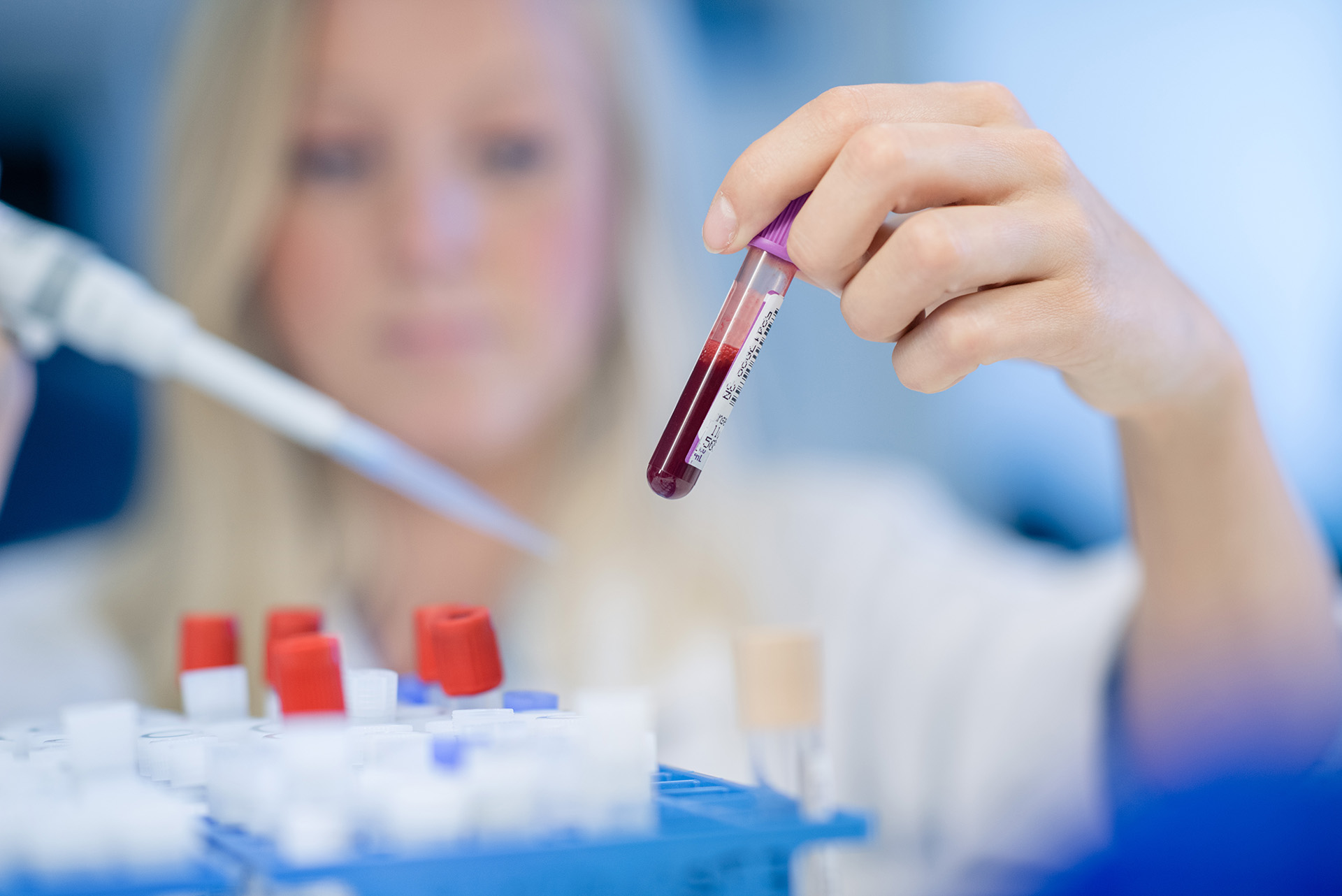 En kvinne som bruker en sprøyte