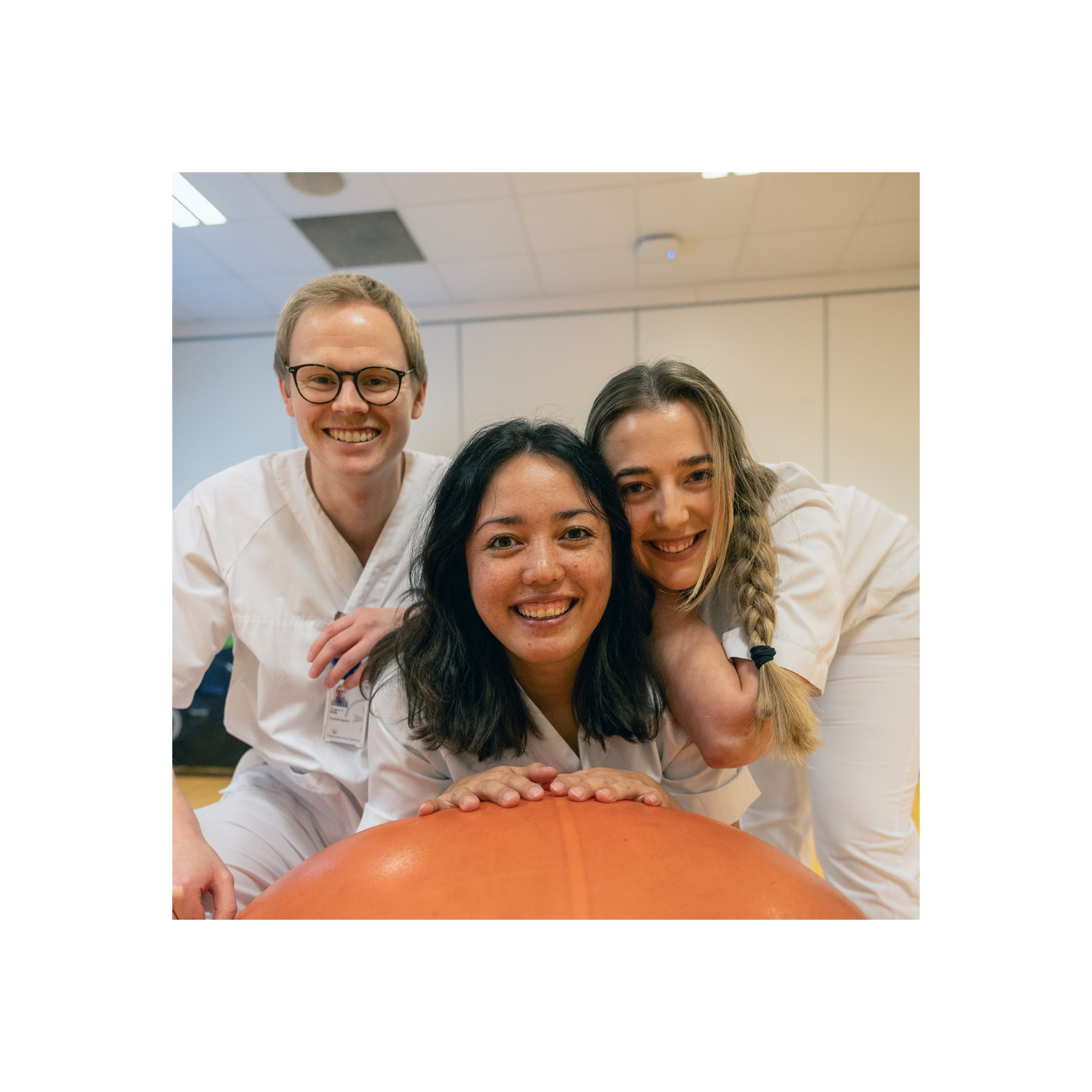 En gruppe mennesker som poserer for et bilde