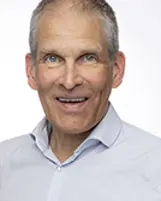 En mann med hvit skjorte