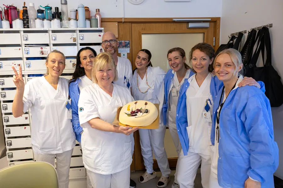 En gruppe mennesker i laboratoriefrakker som holder en tallerken med mat