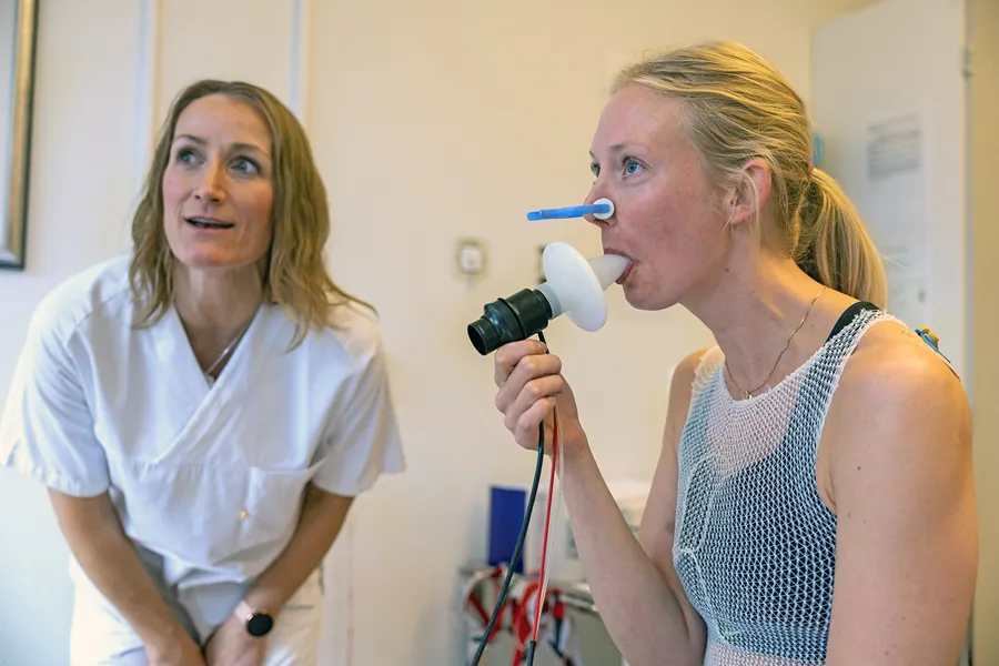 En forsker måler en pasients fysiske form