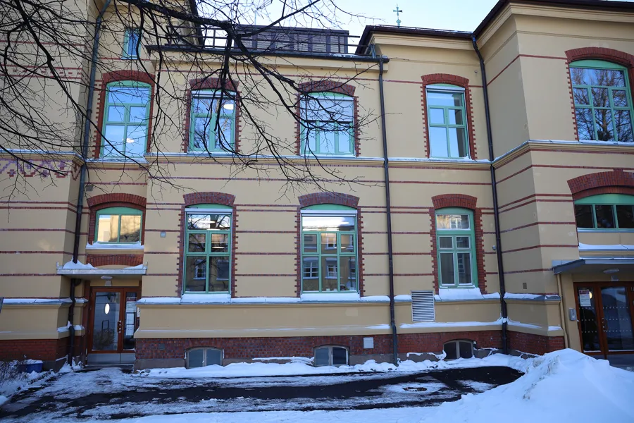 En bygning med et tre foran
