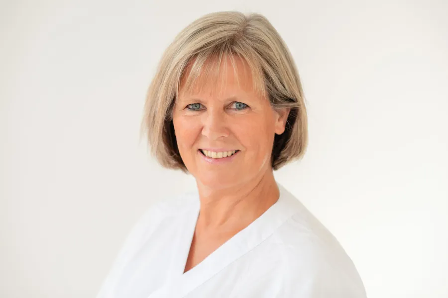 Et nærbilde av en person som smiler