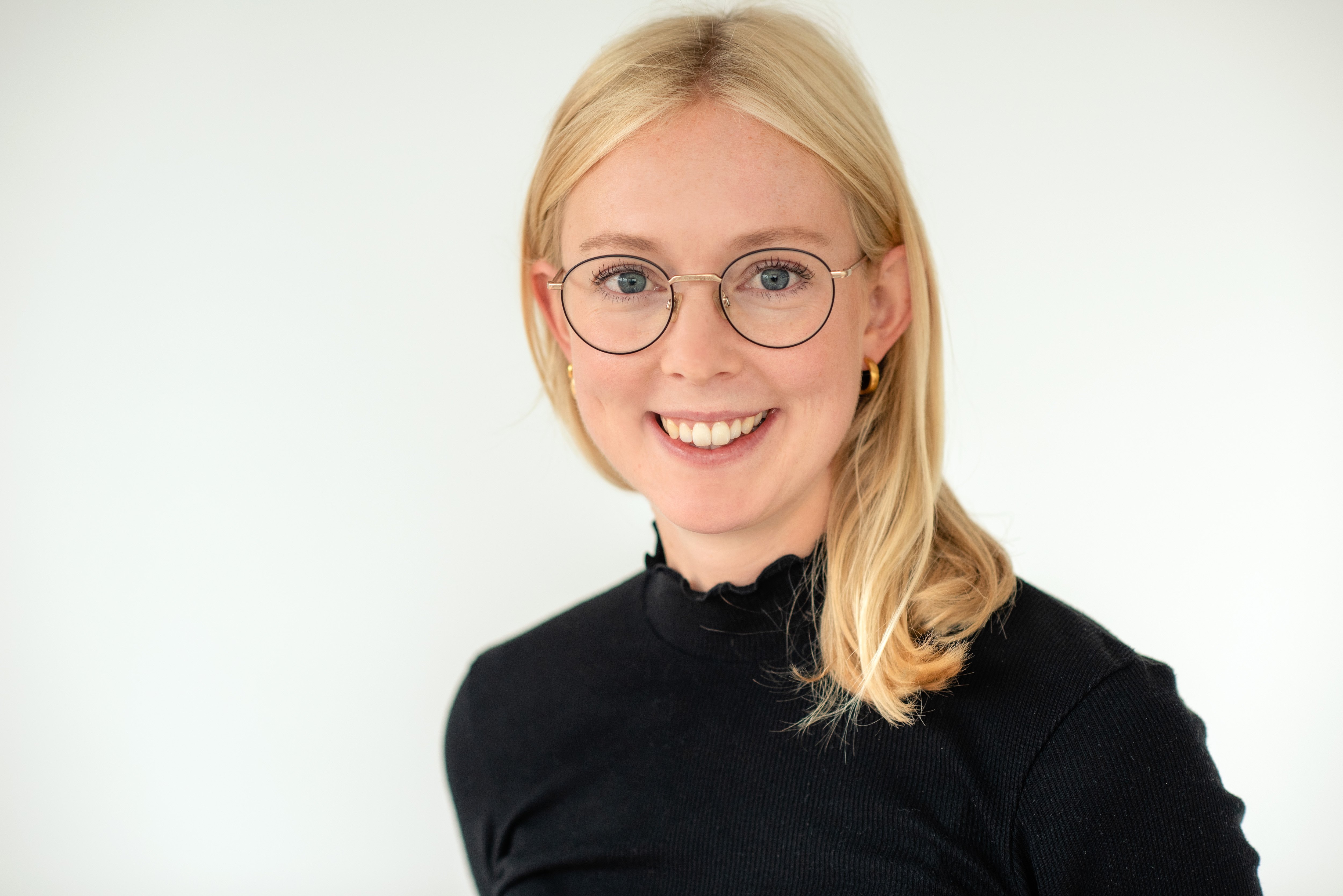 En person med briller