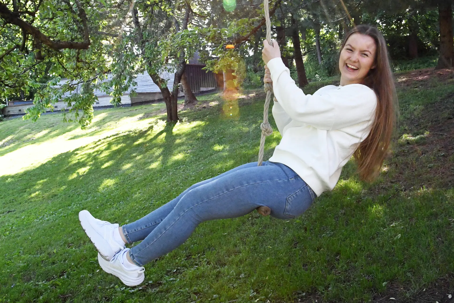 Ei kvinne på huske