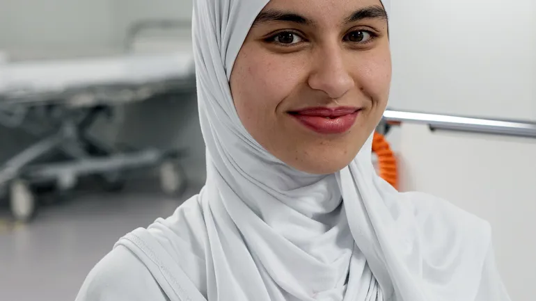 En mann iført et hvitt hodeskjerf