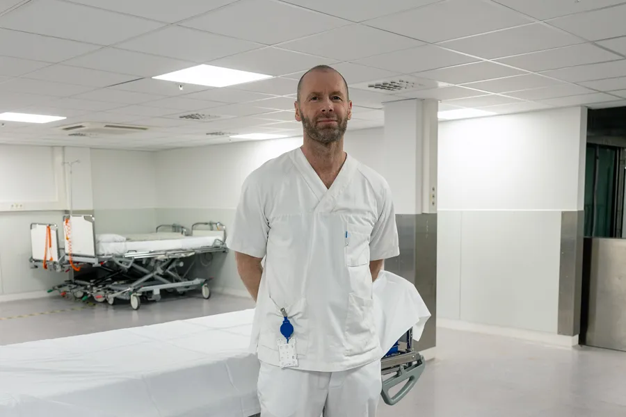 En mann som står i et rom