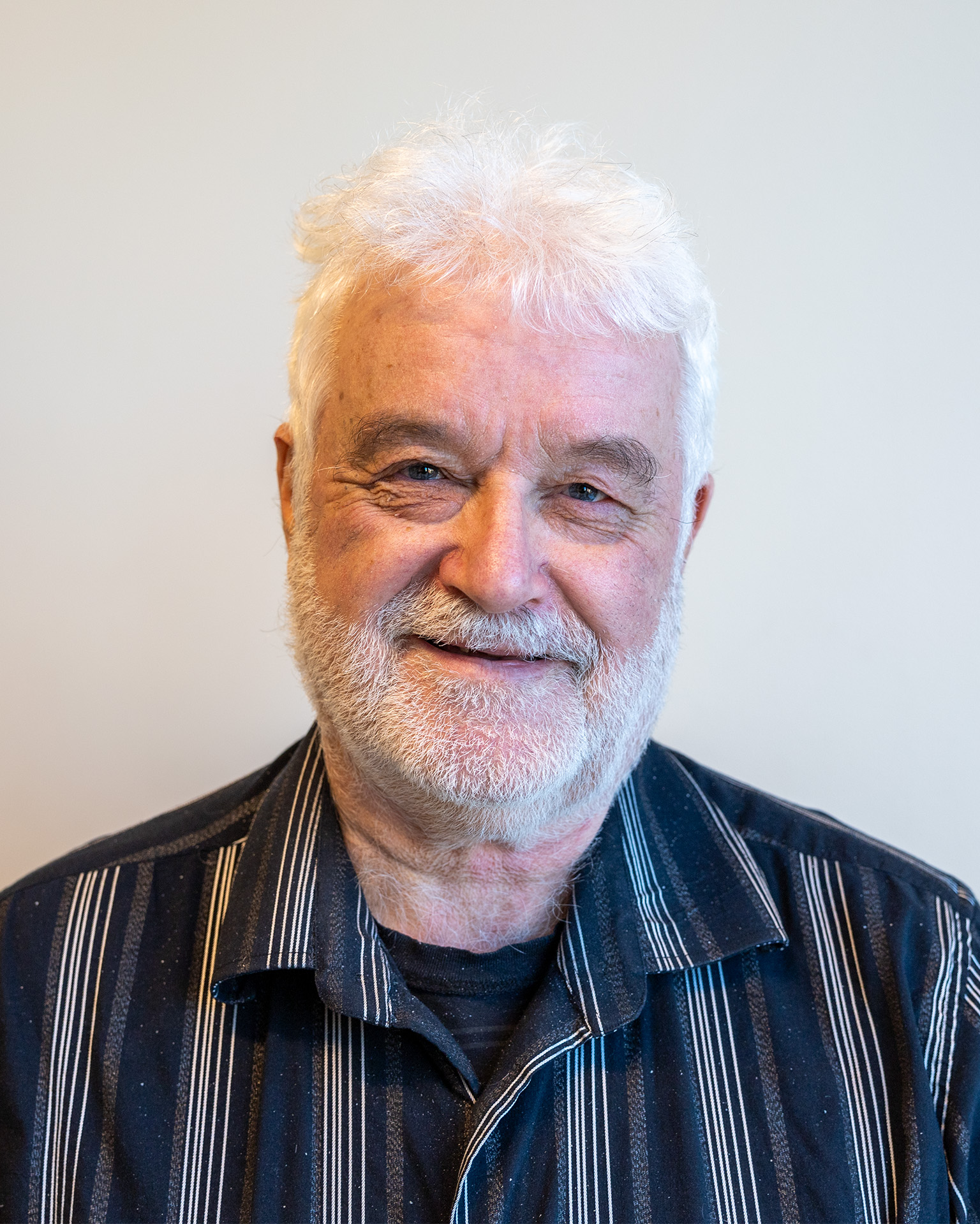 En mann med hvitt hår