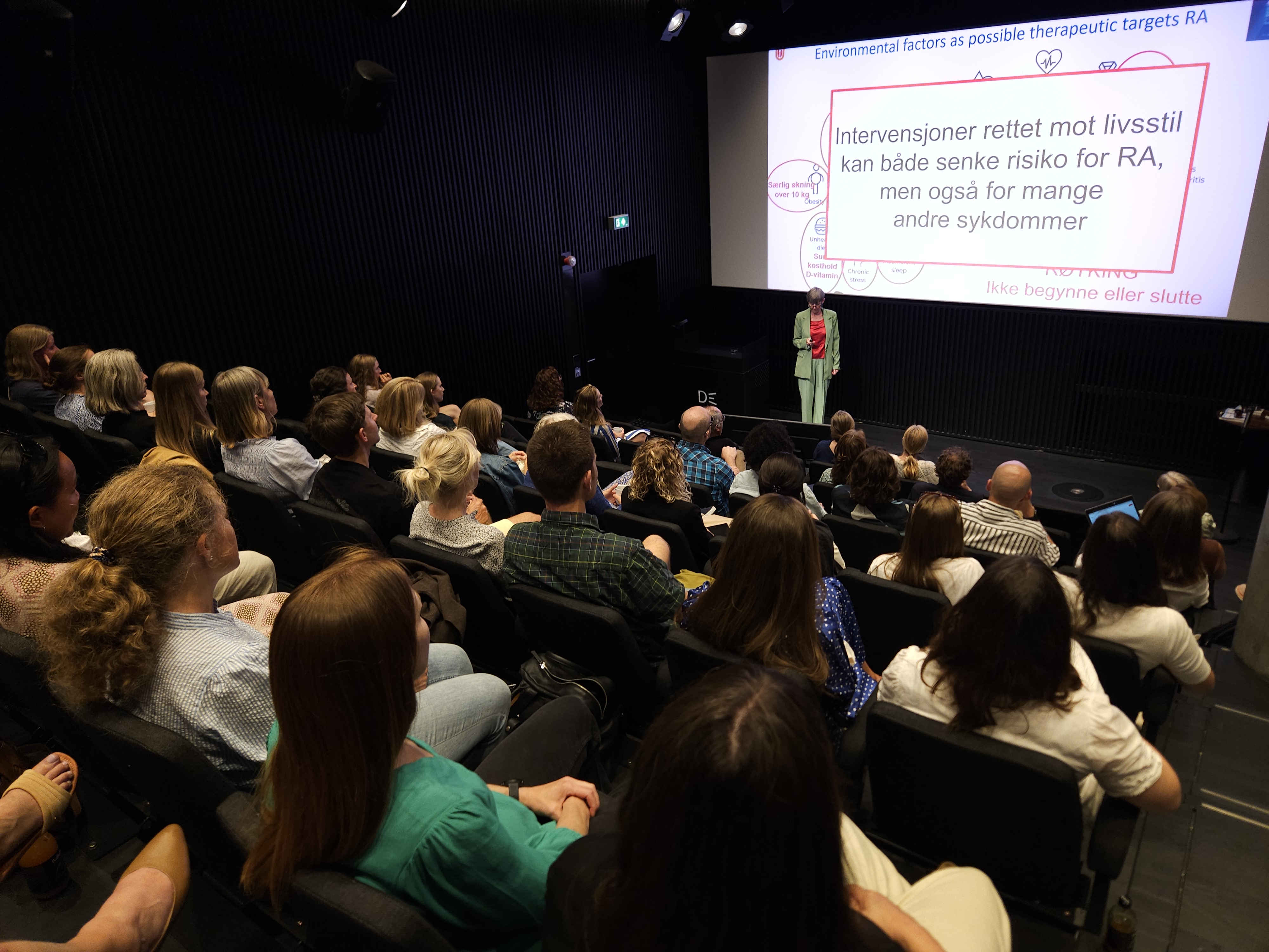 En person som holder en presentasjon for et publikum