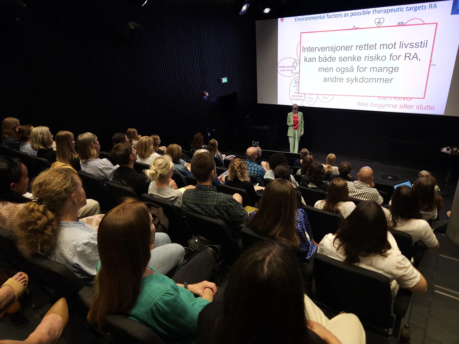 En person som holder en presentasjon for et publikum