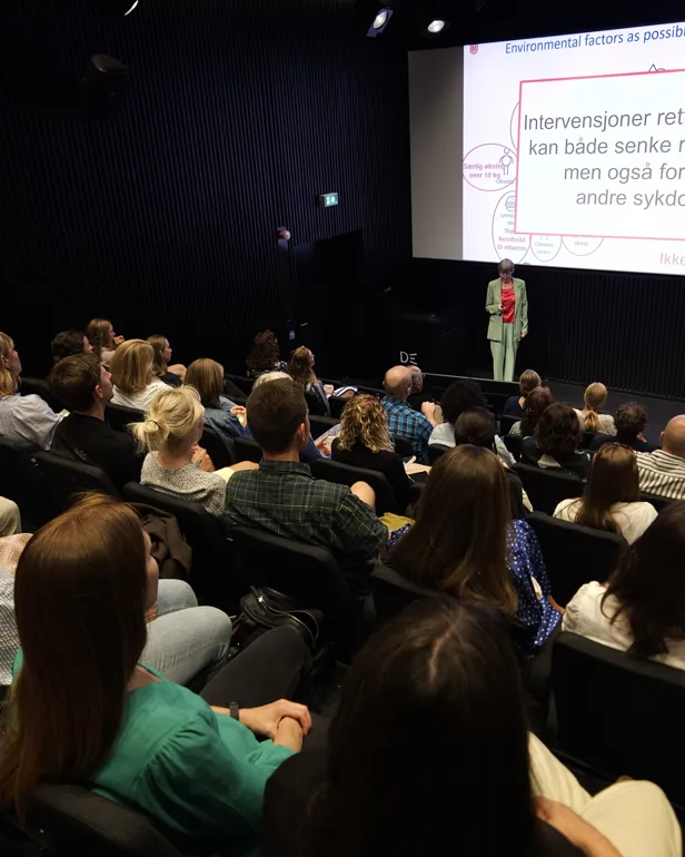 En person som holder en presentasjon for et publikum