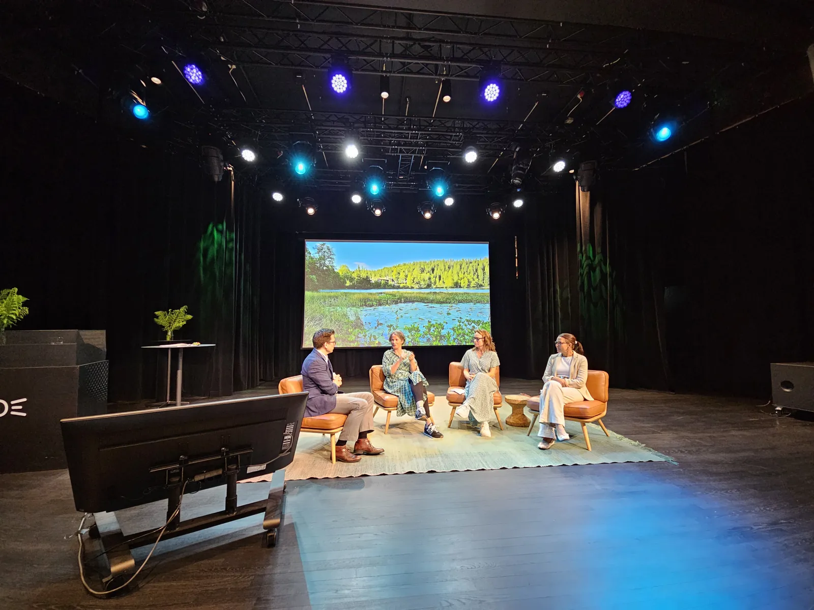 En gruppe mennesker som sitter på en scene