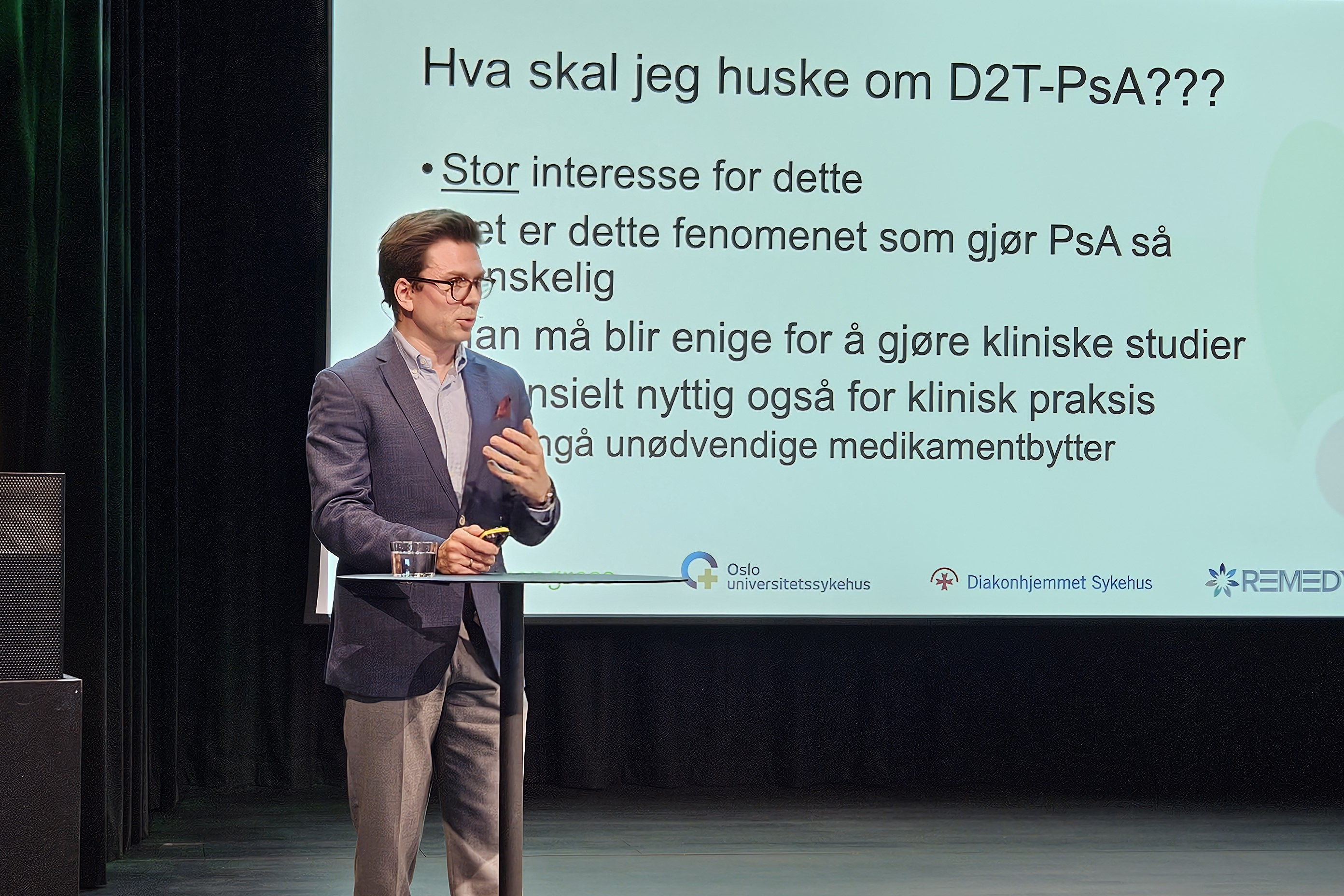 En person som står på en scene