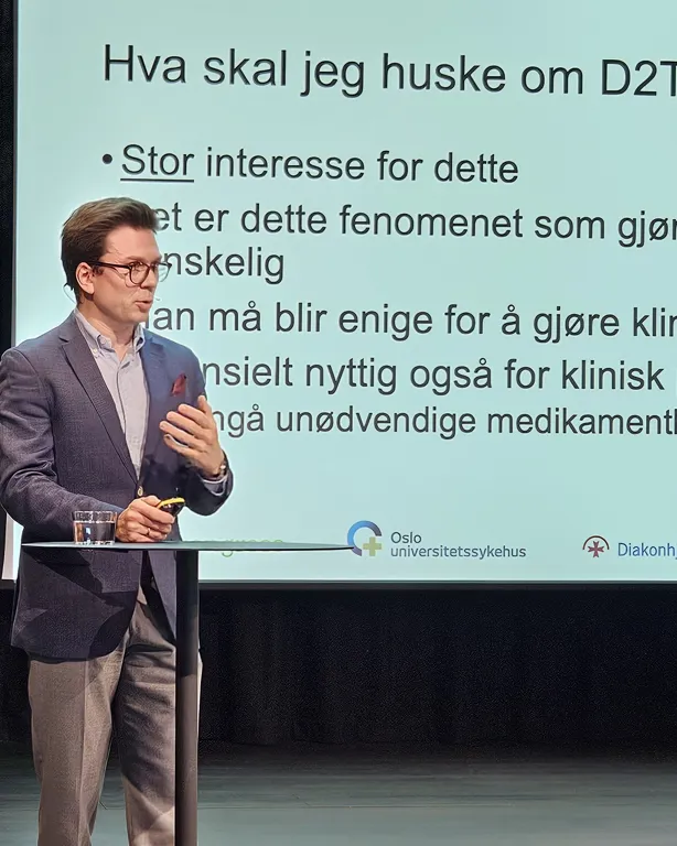 En person som står på en scene