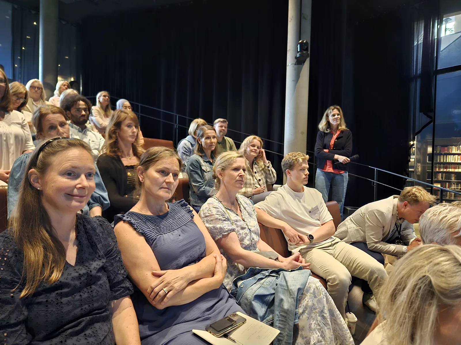 En gruppe mennesker som sitter i et rom