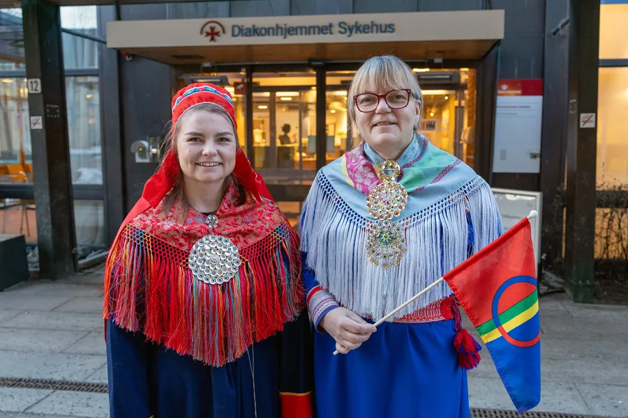 Et par kvinner som holder et flagg