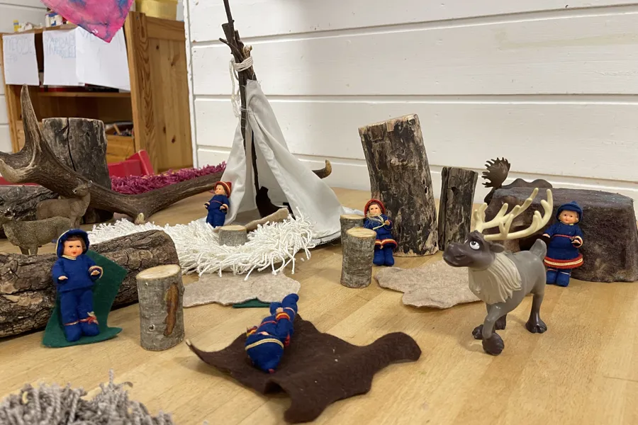 En gruppe leker på et tregulv