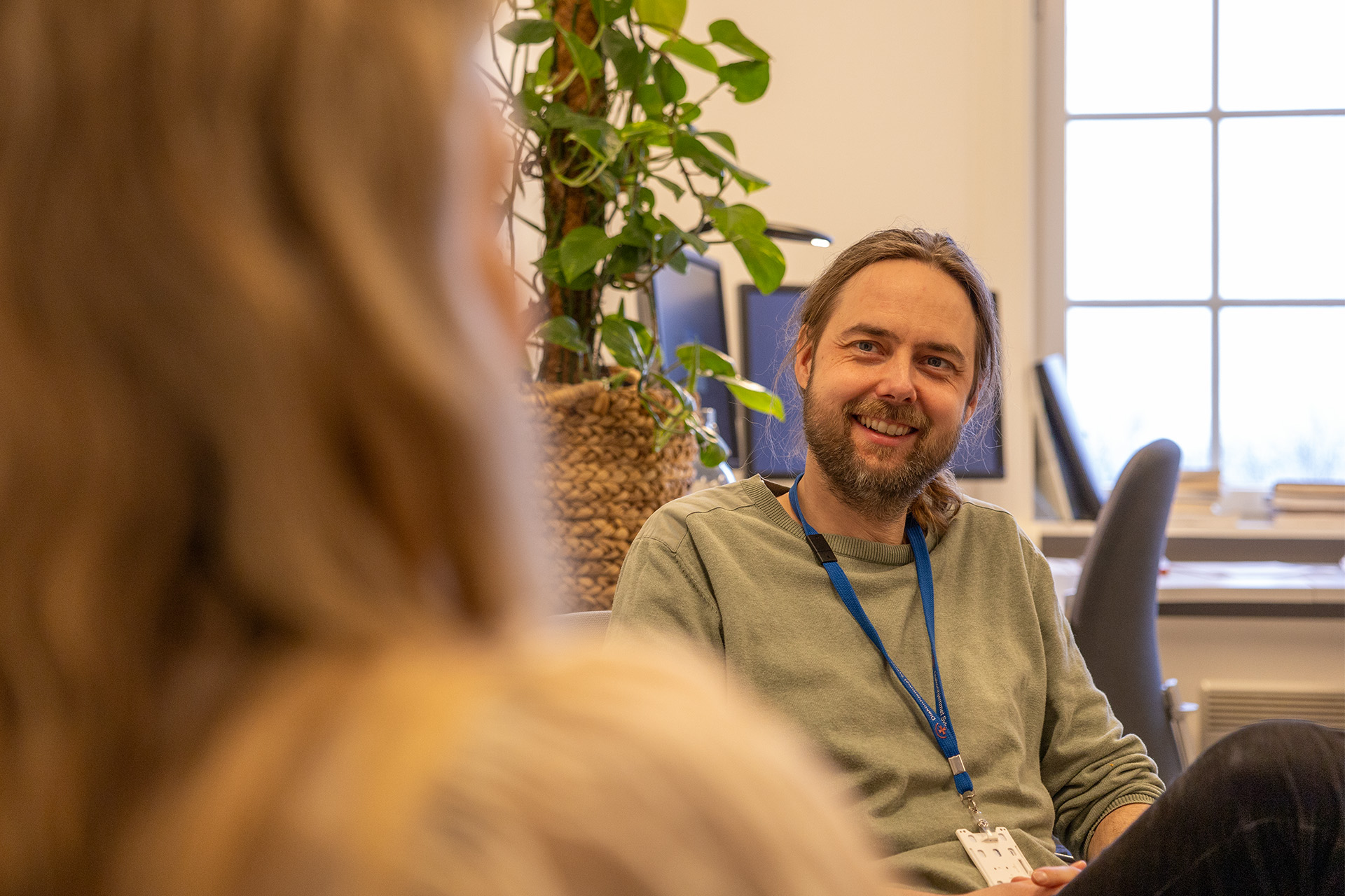 En person som sitter i en stol