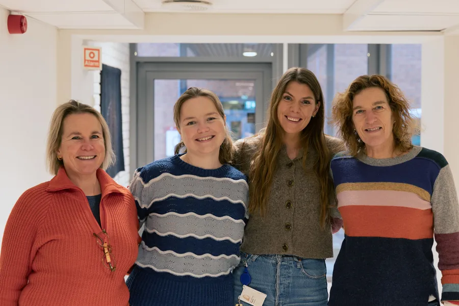 En gruppe kvinner som smiler