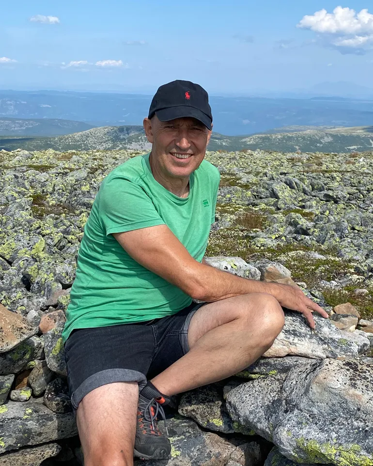 En mann som sitter på en stein