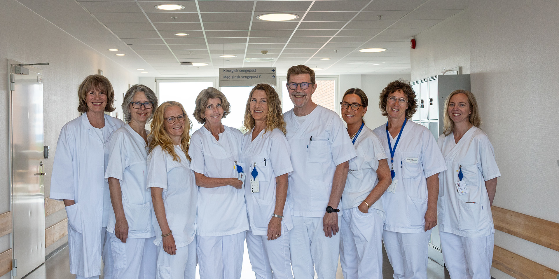 En gruppe mennesker i hvite laboratoriefrakker