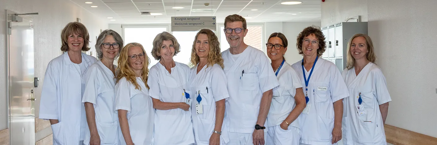 En gruppe mennesker i hvite laboratoriefrakker