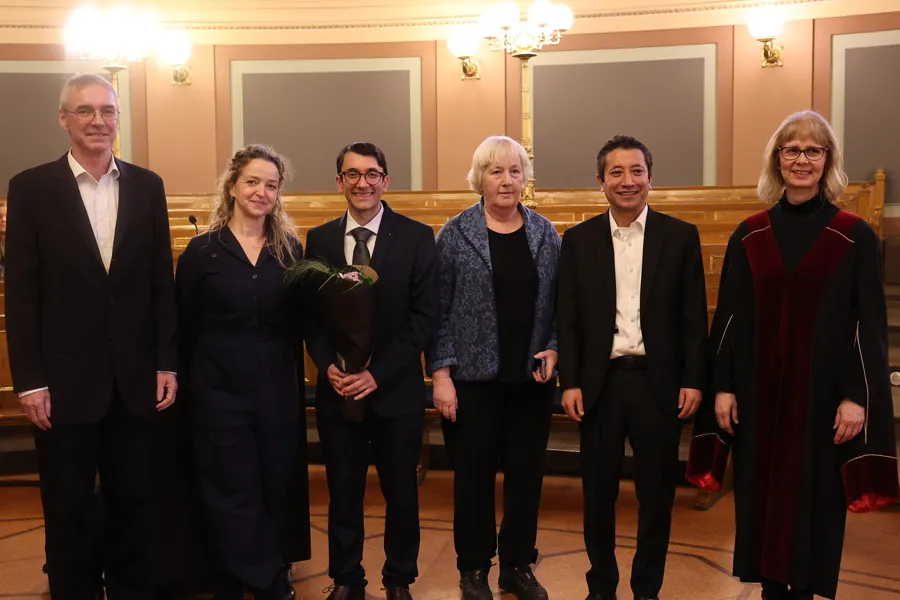 En gruppe mennesker som poserer for et bilde