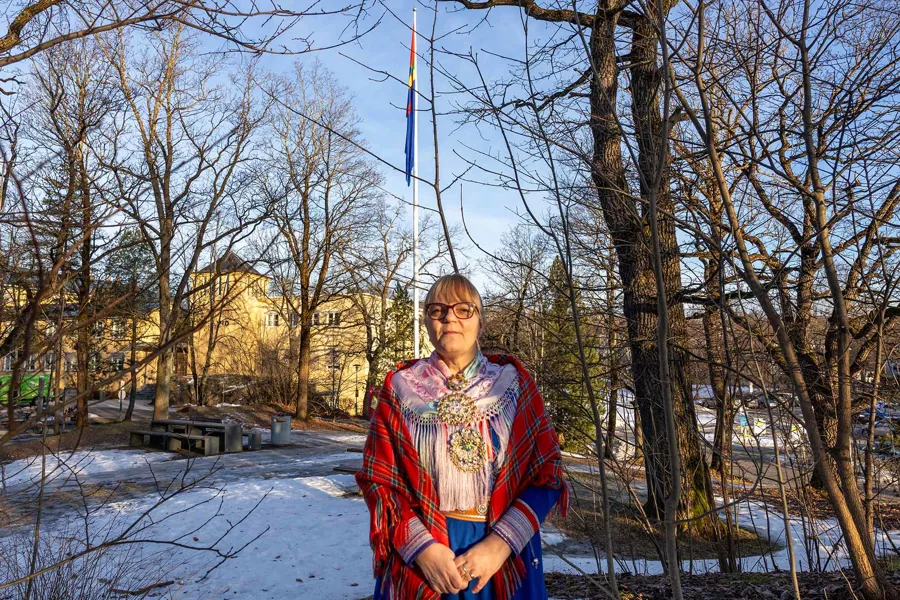 En mann som står i et snødekt område