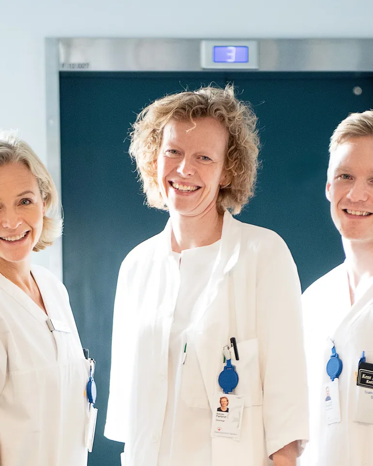 En gruppe mennesker i hvite labfrakker