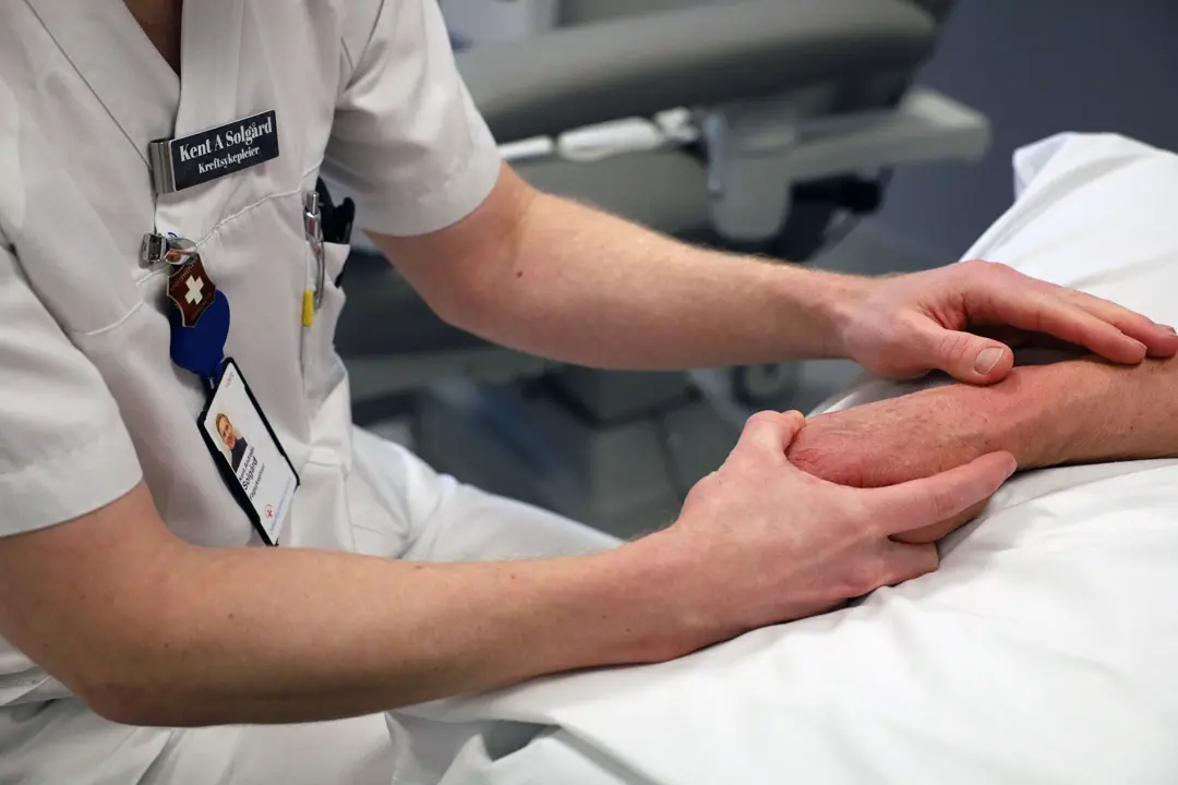 En lege som tar seg av en pasient