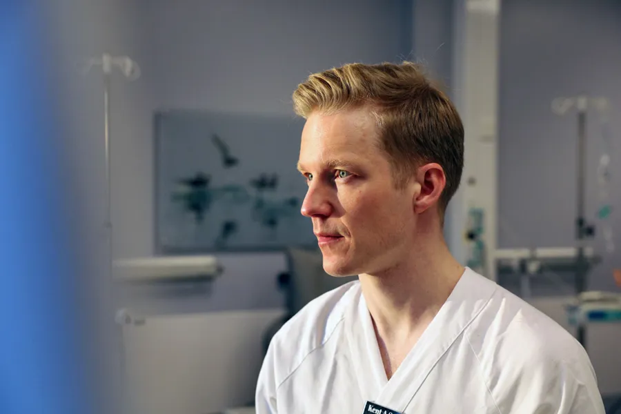 En mann i hvit skjorte