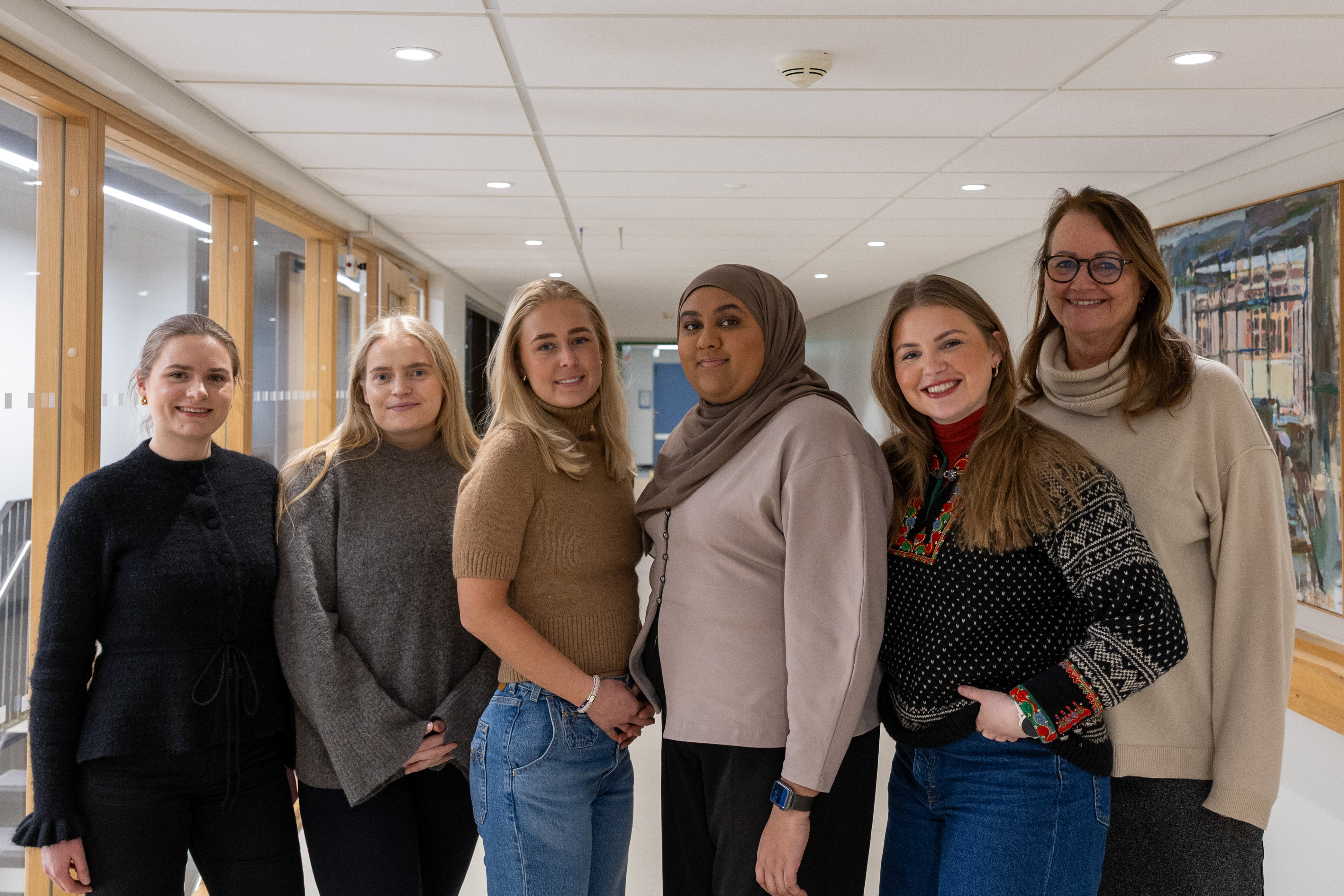 En gruppe kvinner som poserer for et bilde