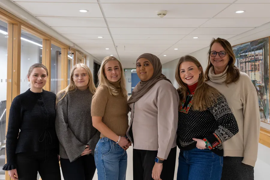 En gruppe kvinner som poserer for et bilde