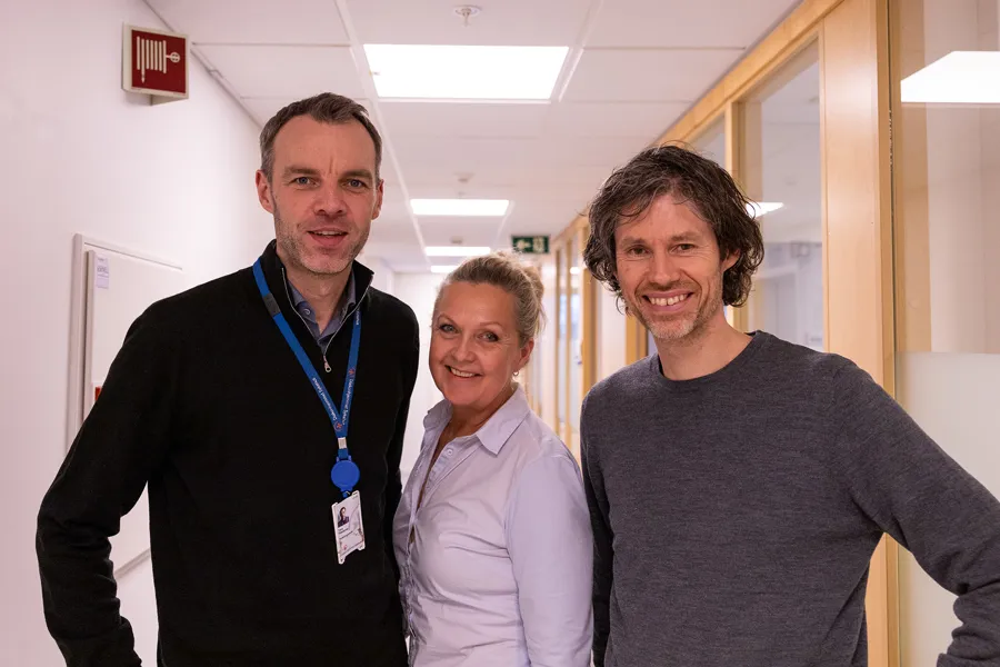 En gruppe mennesker som poserer for et bilde