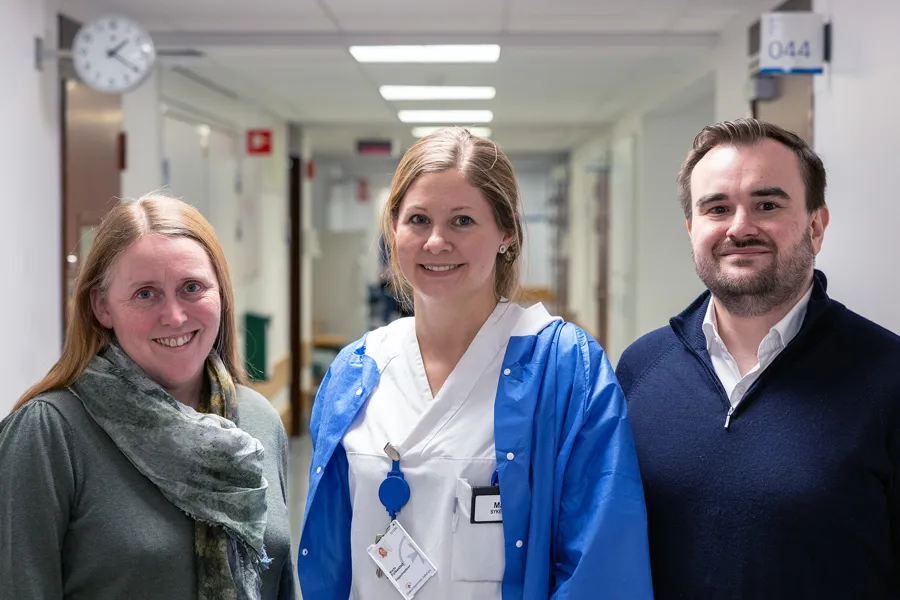En gruppe mennesker som poserer for et bilde