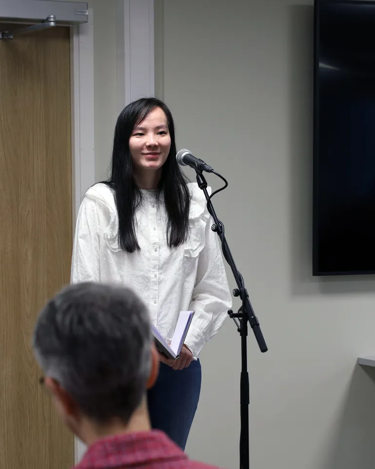 En person som snakker inn i en mikrofon