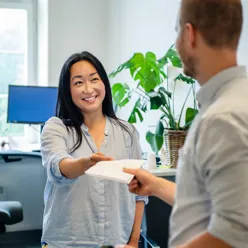 En person som holder et stykke papir