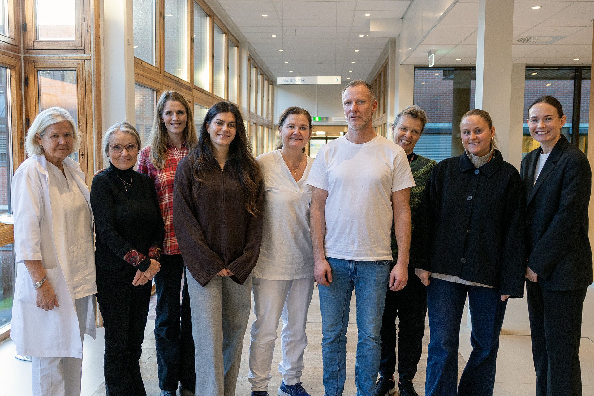 En gruppe mennesker som poserer for et bilde