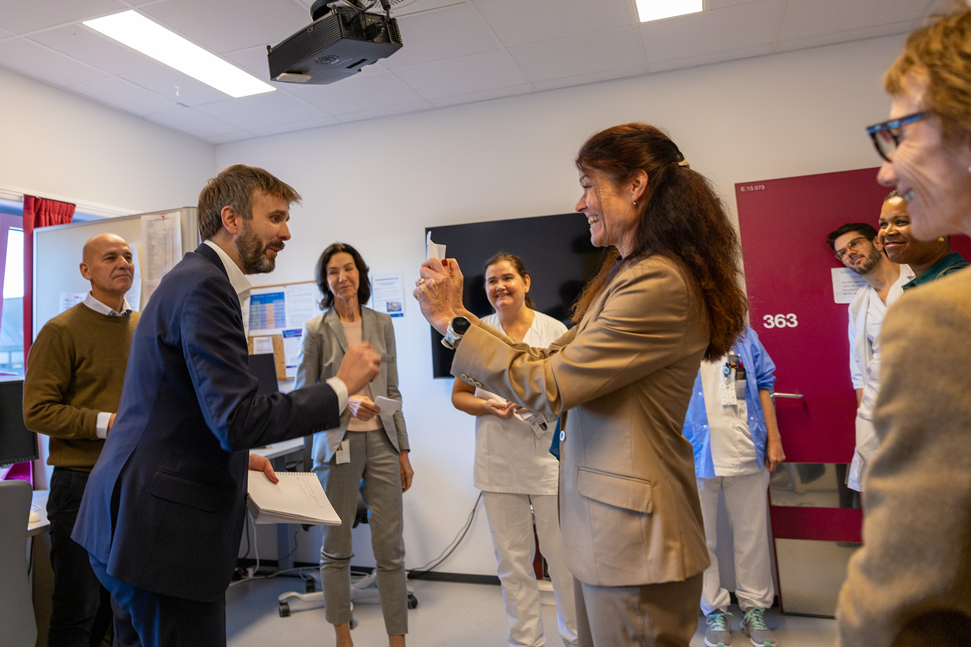 En gruppe mennesker som spiller videospill